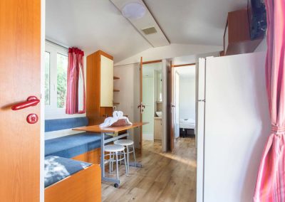 Balaton parti szállás Suncool mobilház Mirabella Camping nappali